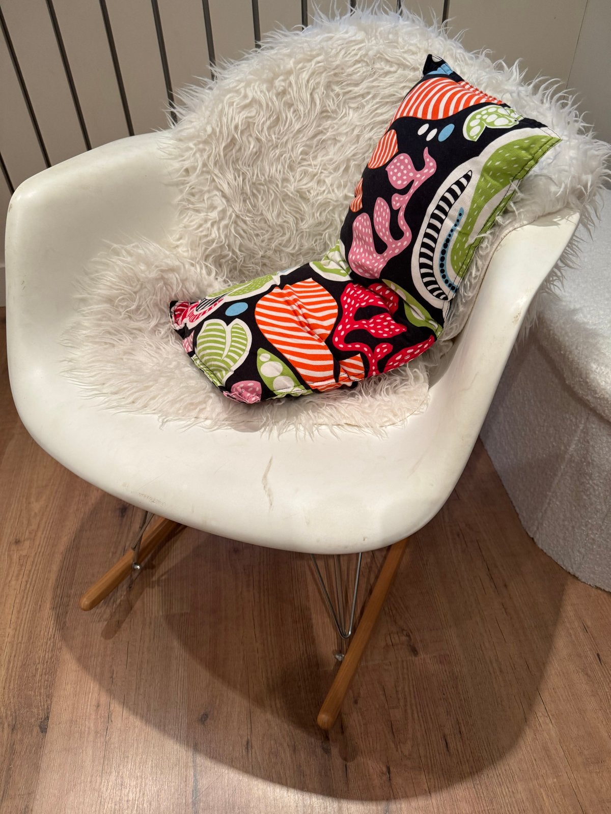 Schommelstoel Eames stijl wit met houten runners, Ophalen, Gebruikt, Wit, Eén
