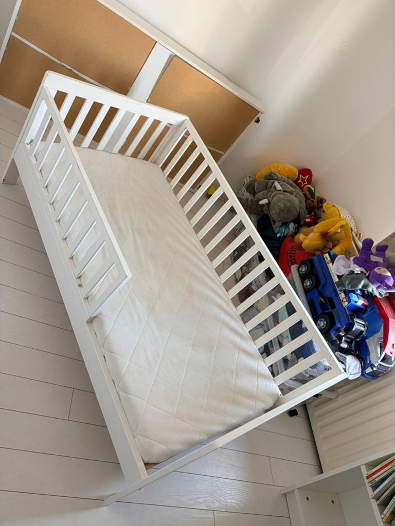 Peuterbed Petite Amélie Plume 140x70 inclusief matras, Ophalen, Gebruikt, Ledikant