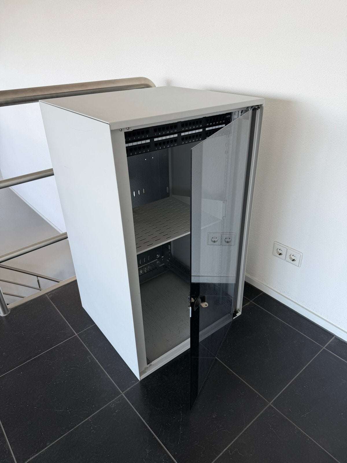 Compacte serverkast met glazen deur en patchpanelen, Ophalen