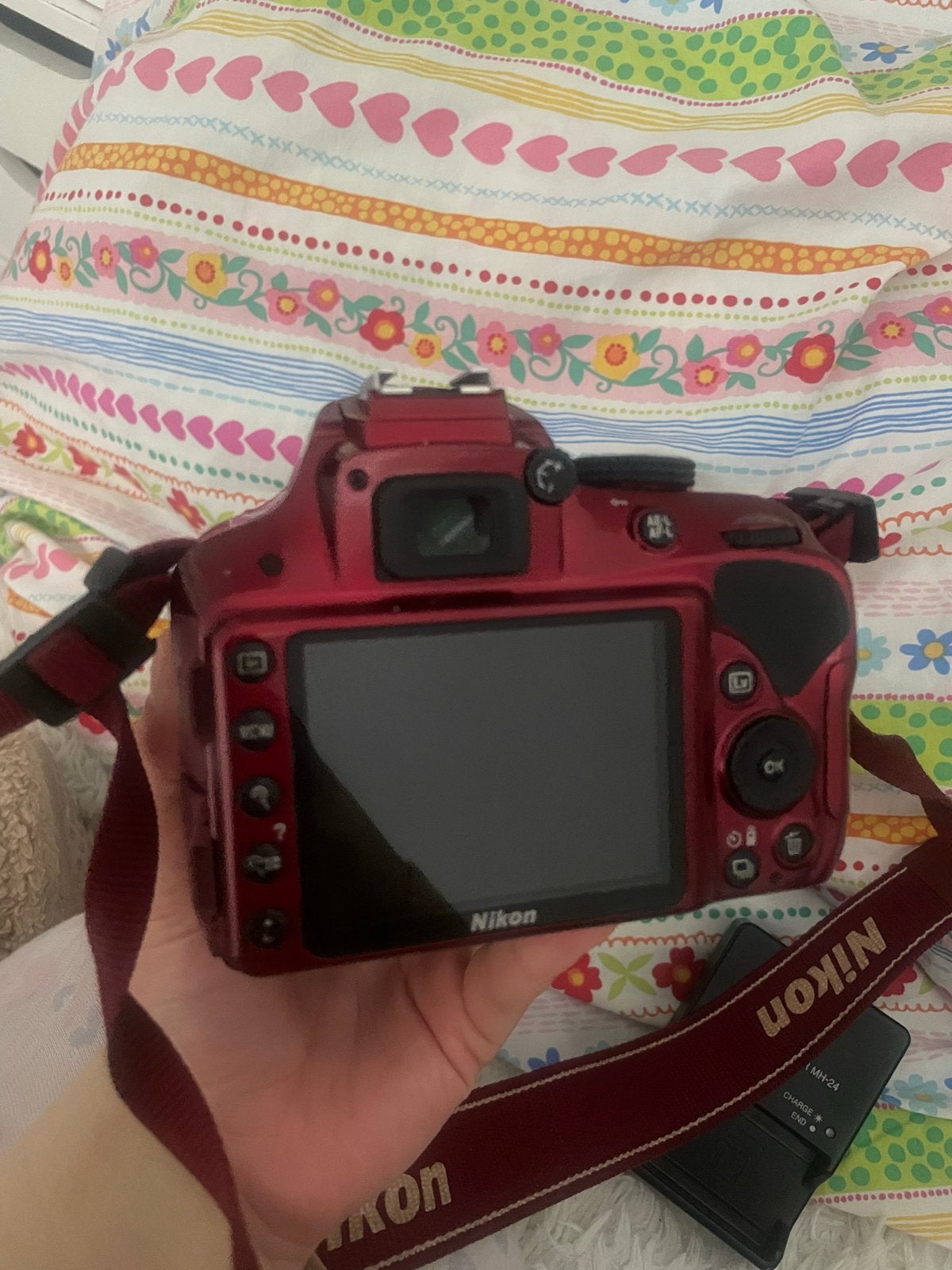 Nikon D3300 Spiegelreflexcamera Rood met Lens en Oplader, Gebruikt, Spiegelreflex, Verzenden, Beeldstabilisatie