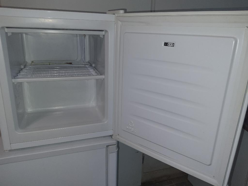 Top merk White knight A+ Mini vrieskast werkt Super, Witgoed en Apparatuur, Vriezers en Diepvrieskisten, Minder dan 85 cm, Minder dan 60 cm