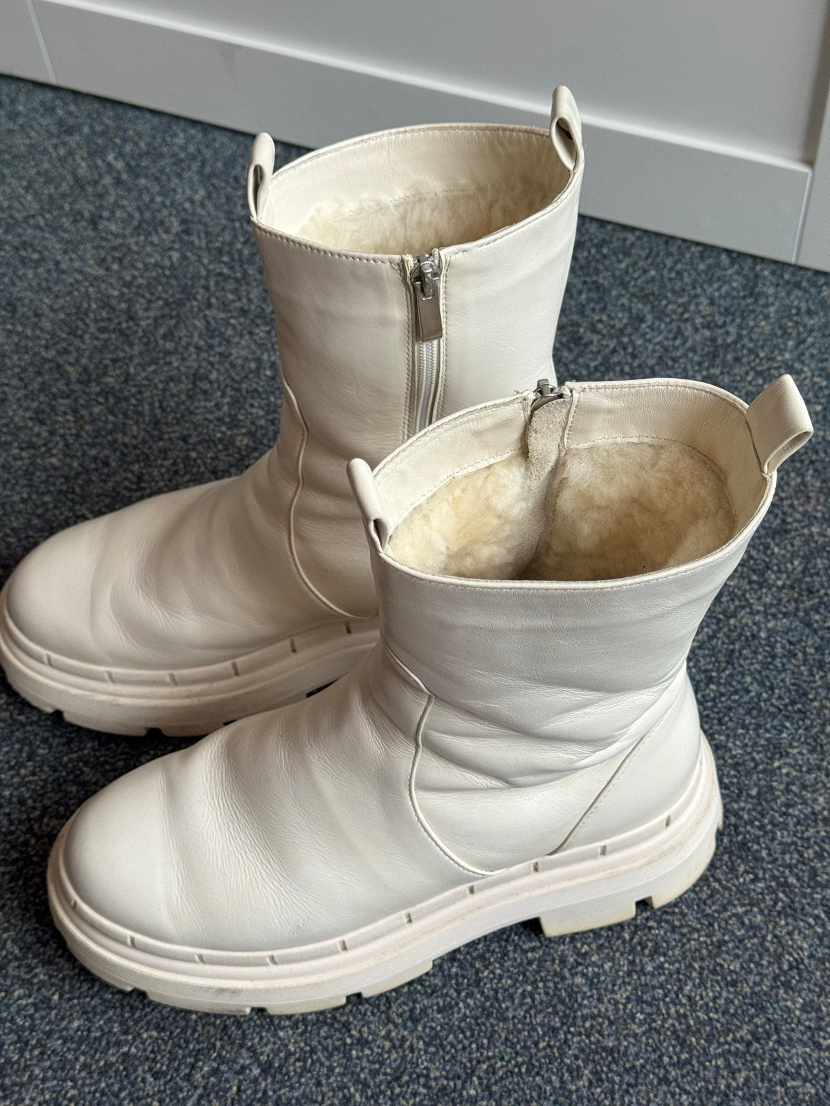 laarzen van echt schapenvacht/boots made of sheepskin, Wit, Lage of Enkellaarzen, Ophalen of Verzenden, Gedragen