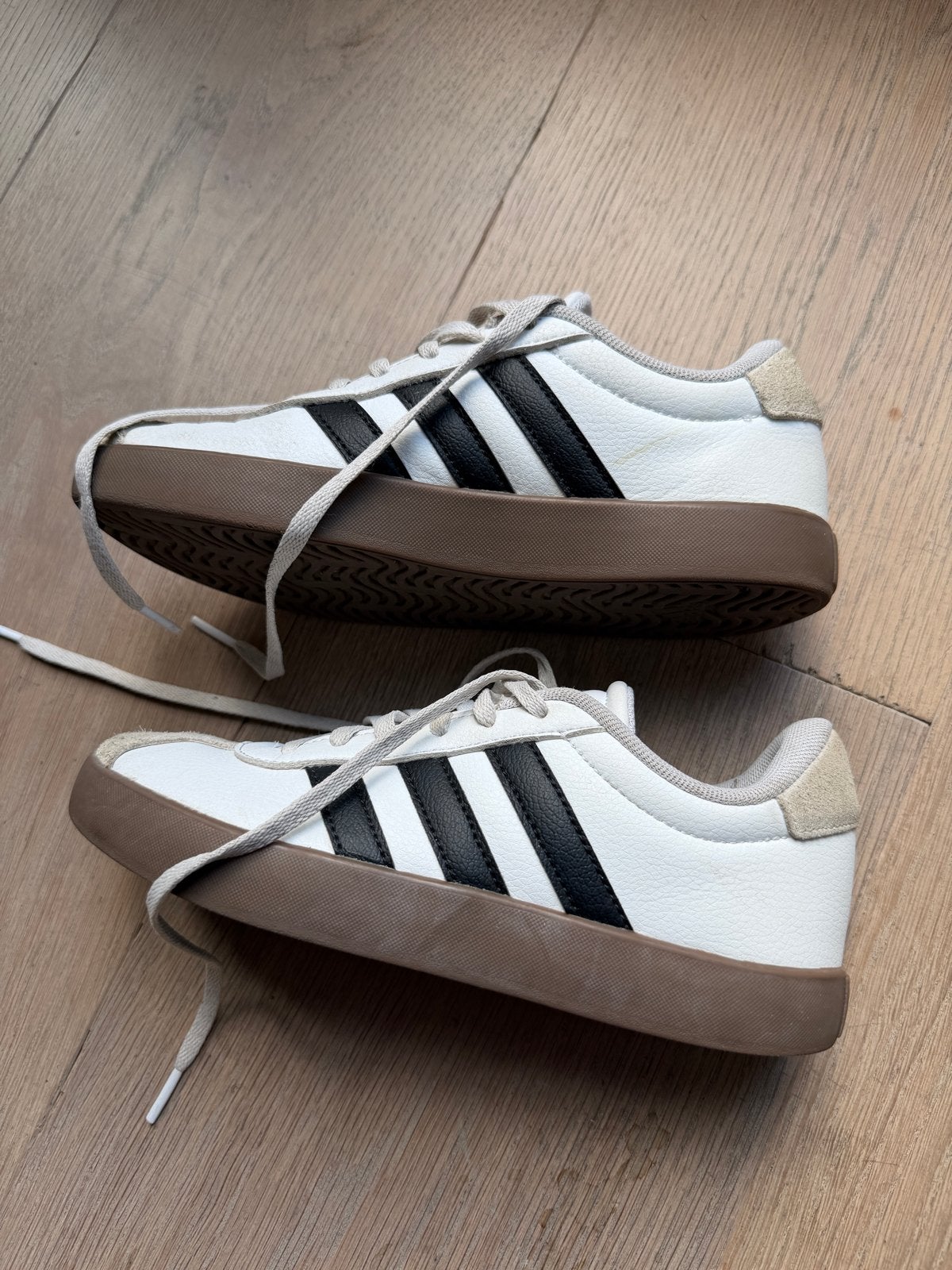 Adidas sneakers maat 35 - Wit met zwarte strepen, Ophalen of Verzenden, Gedragen, Wit, Sneakers of Gympen
