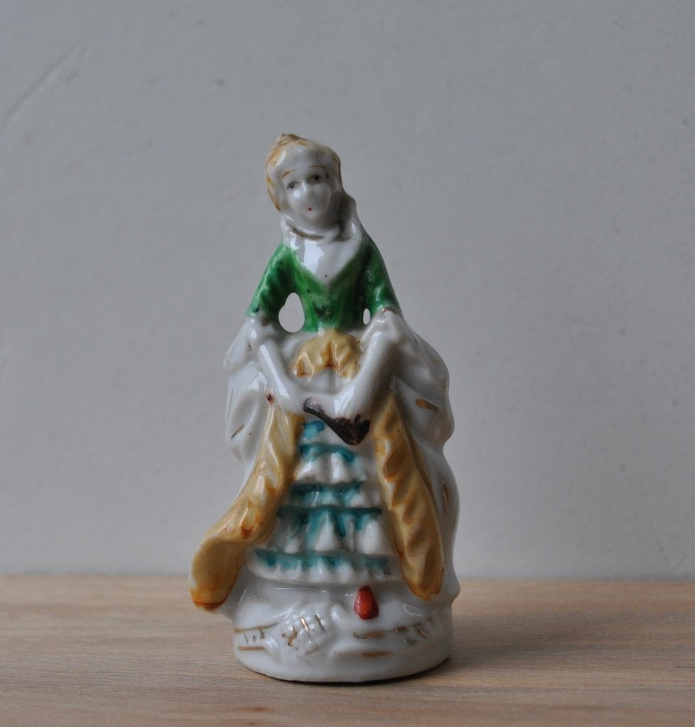 Oud KLEIN Beeldje Victoriaanse Dame Porselein 8 cm, Ophalen of Verzenden
