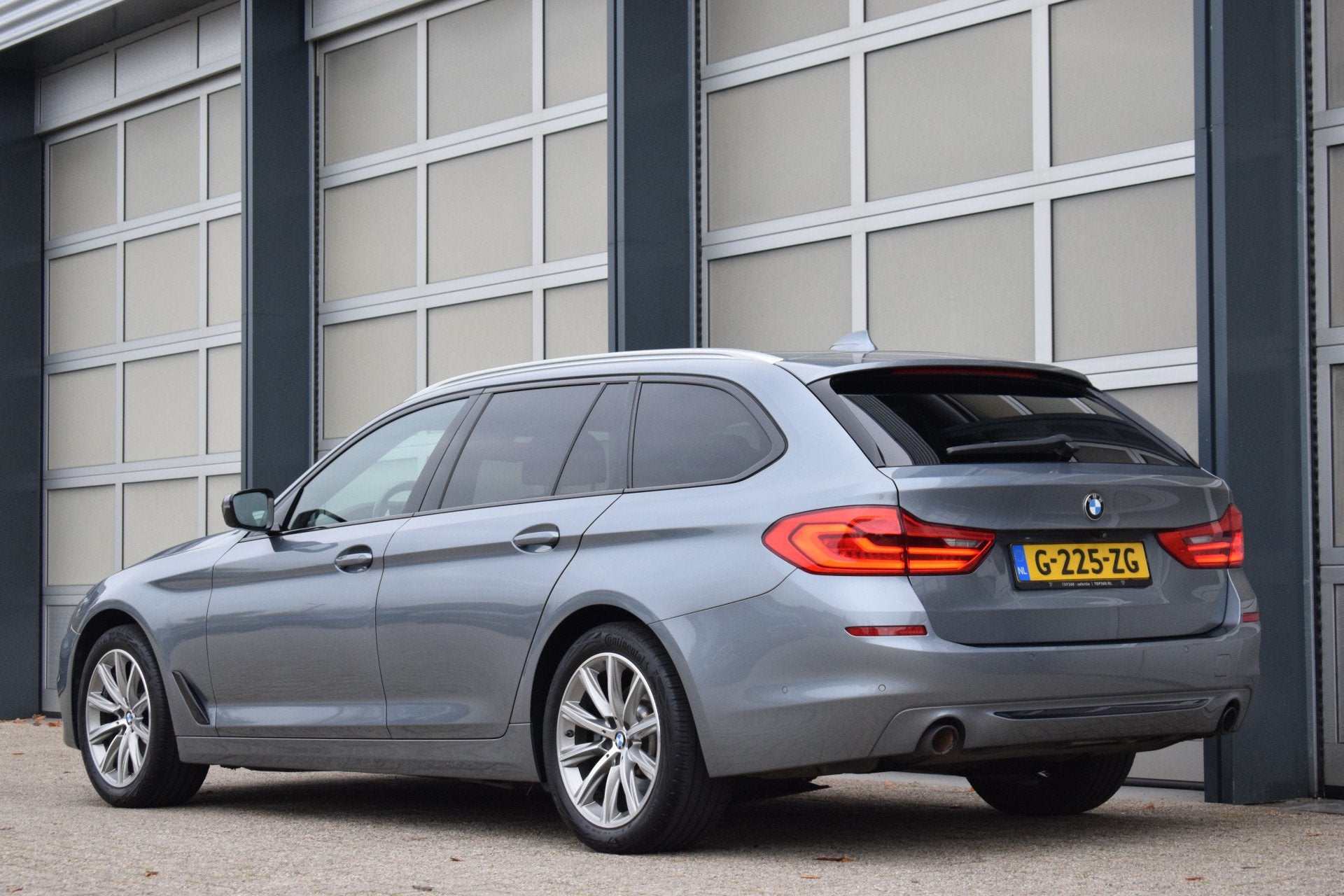 Foto 2 van BMW 5 Serie Touring 520i High Executive Edition | Sportline