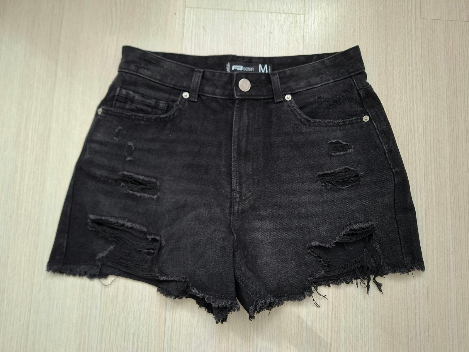 Zwart FB Sister spijker short maat M, Kleding | Dames, Zwart, Ophalen of Verzenden, Zo goed als nieuw, W30 - W32 (confectie 38/40)