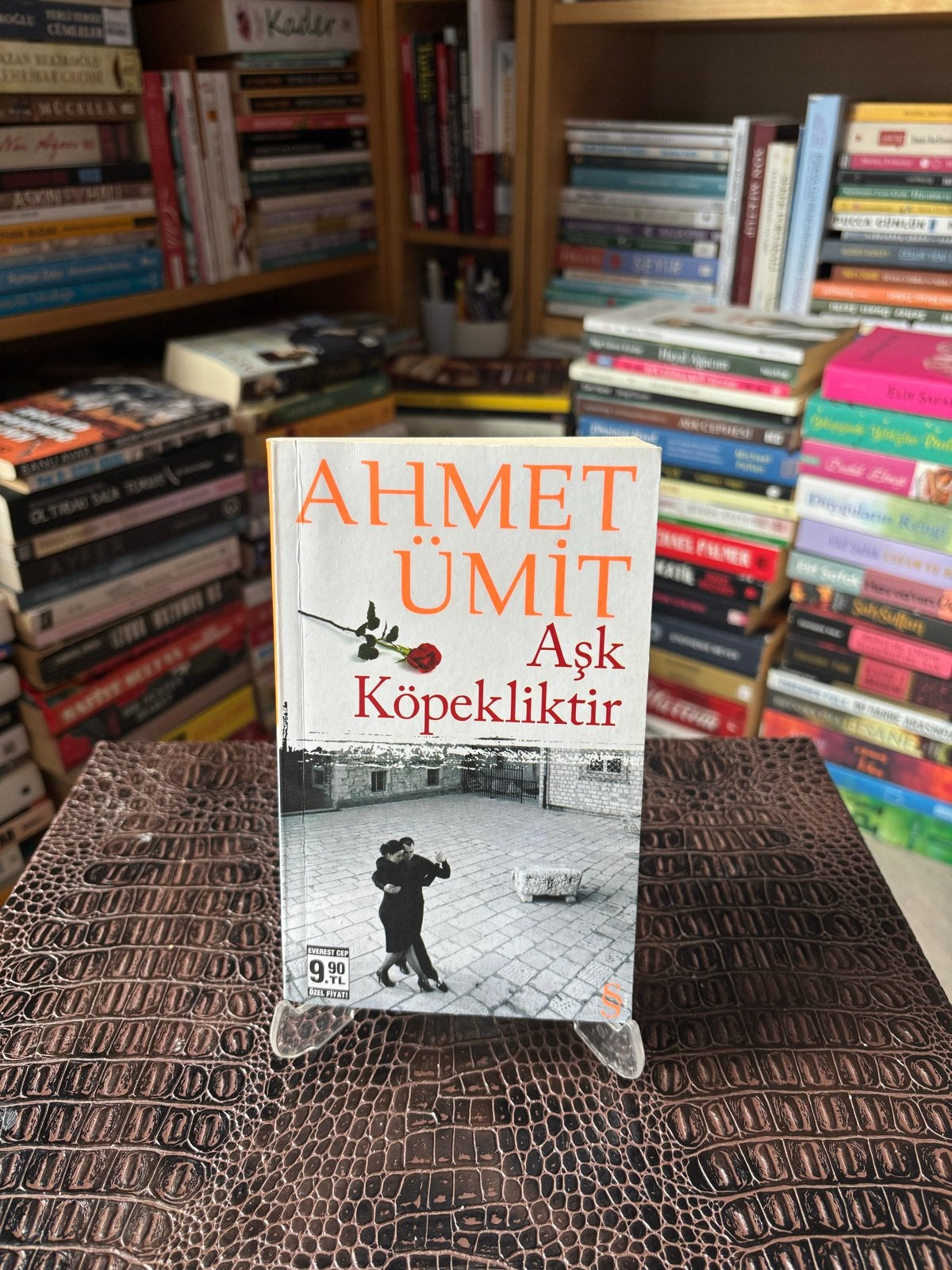 Aşk Köpekliktir - Ahmet Ümit (Turks boek), Ophalen of Verzenden, Gelezen, Wereld overig