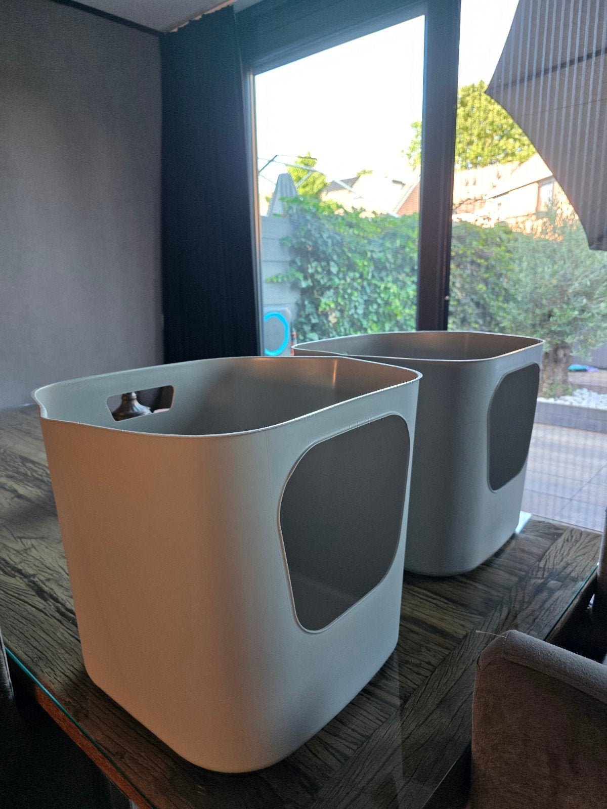 2 dezelfde kattenbakken, Ophalen