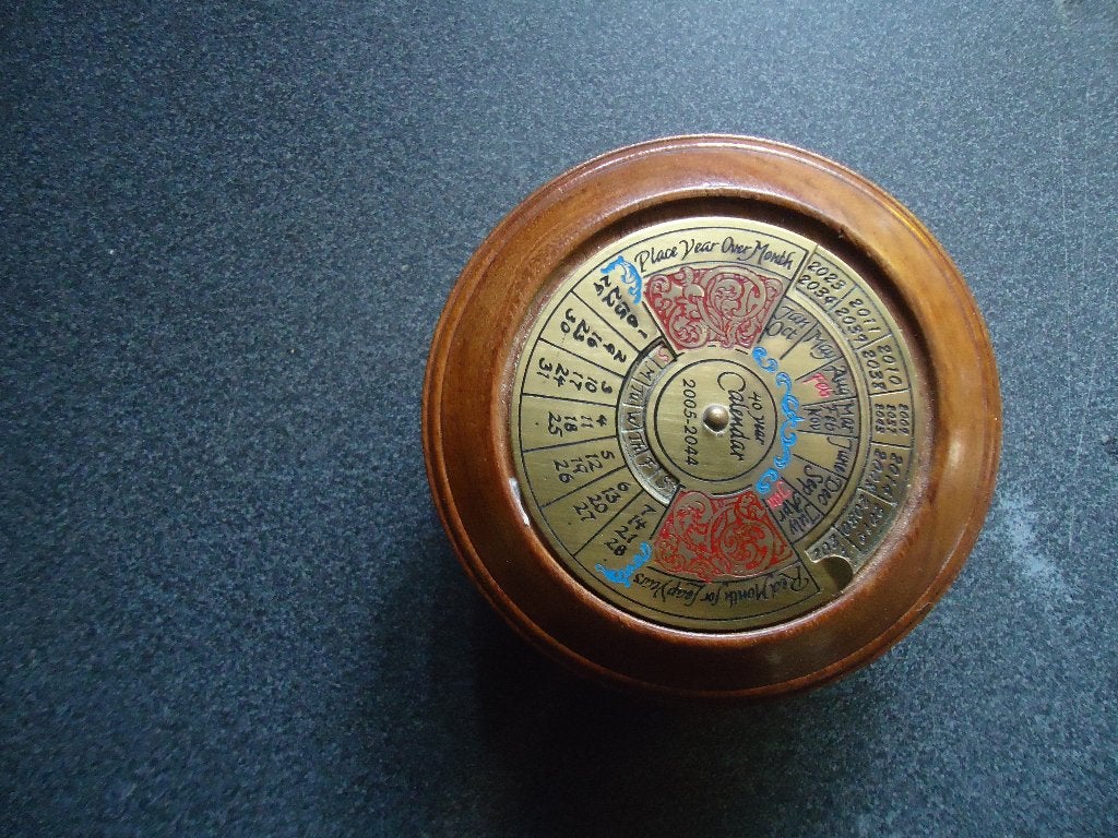 Houten 40-jarige kalender in doosvorm van 2005 tot 2044, Ophalen of Verzenden