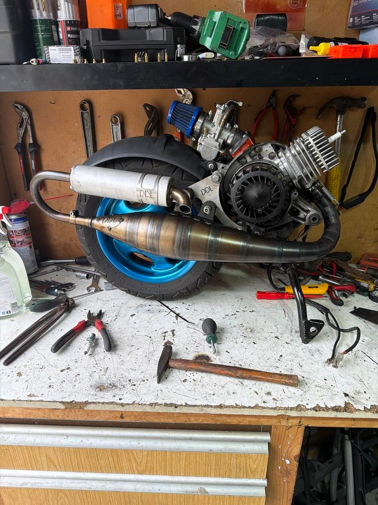 Scooter Blok met Uitlaat en Wiel - Compleet, Fietsen en Brommers, Brommeronderdelen | Scooters, Ophalen of Verzenden, Gebruikt