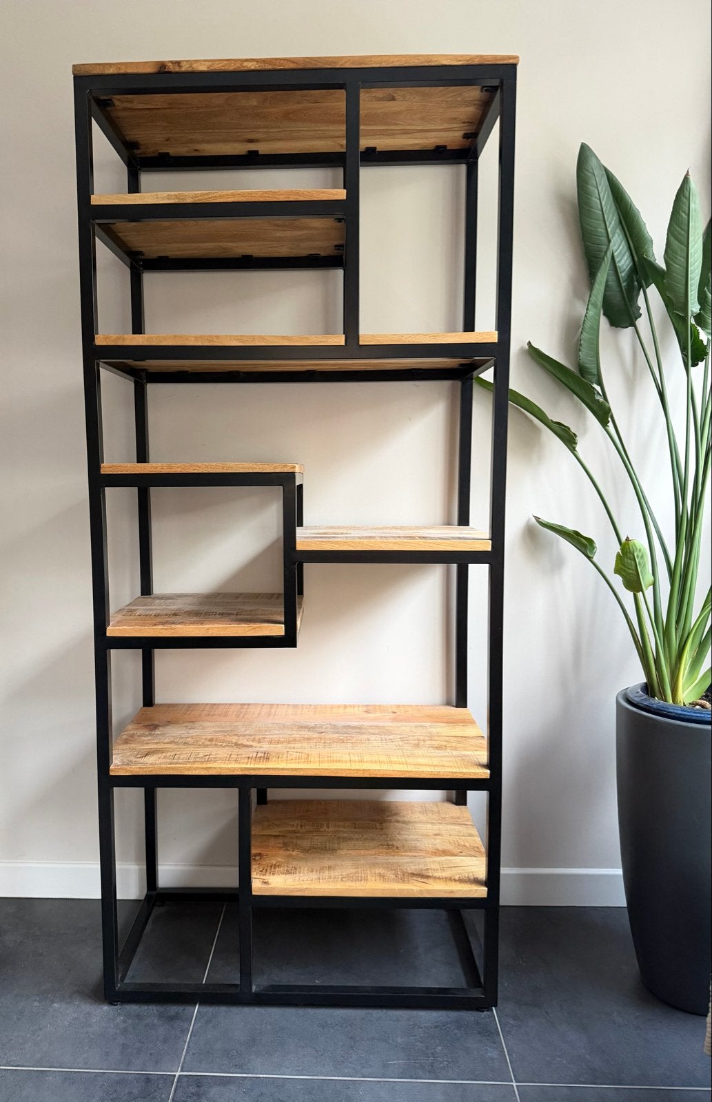 Mango Houten Boekenkast met Zwart Metalen Frame, Ophalen, Met plank(en), Zo goed als nieuw, 150 tot 200 cm