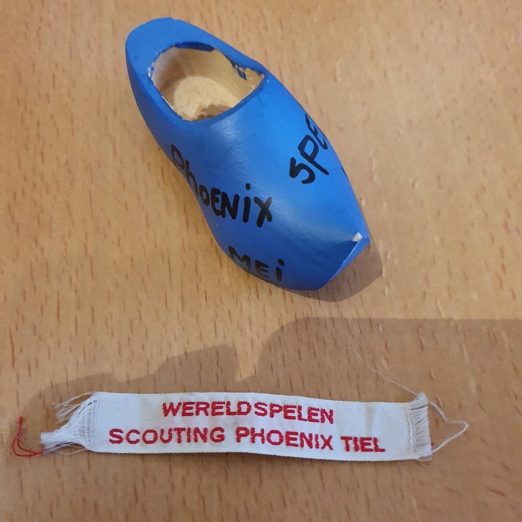 Naambandje en dasringklompje wereldspelen scouting Tiel, Verzamelen, Ophalen of Verzenden, Gebruikt, Embleem, Speld of Insigne