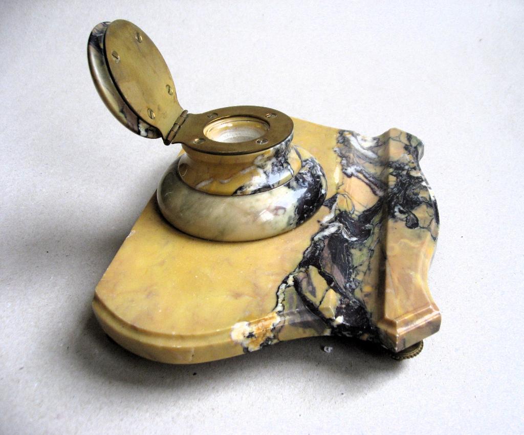 Mooie marmeren inktpot met messing beslag op standaard, Antiek en Kunst, Antiek | Woonaccessoires, Ophalen of Verzenden