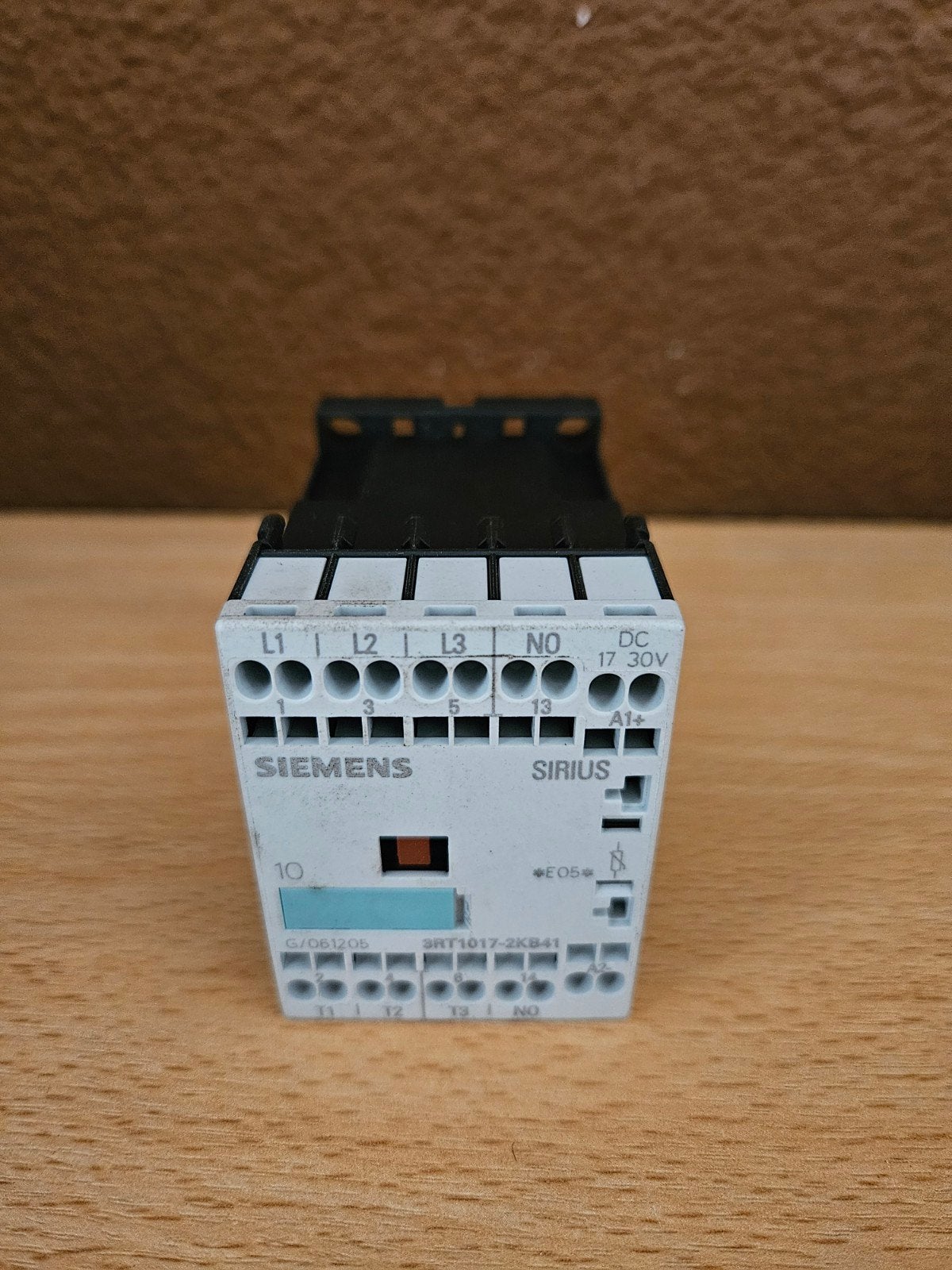Siemens Sirius 3RT1017-2KB41 Contactor 

Tekst samengesteld, Hobby en Vrije tijd, Ophalen of Verzenden
