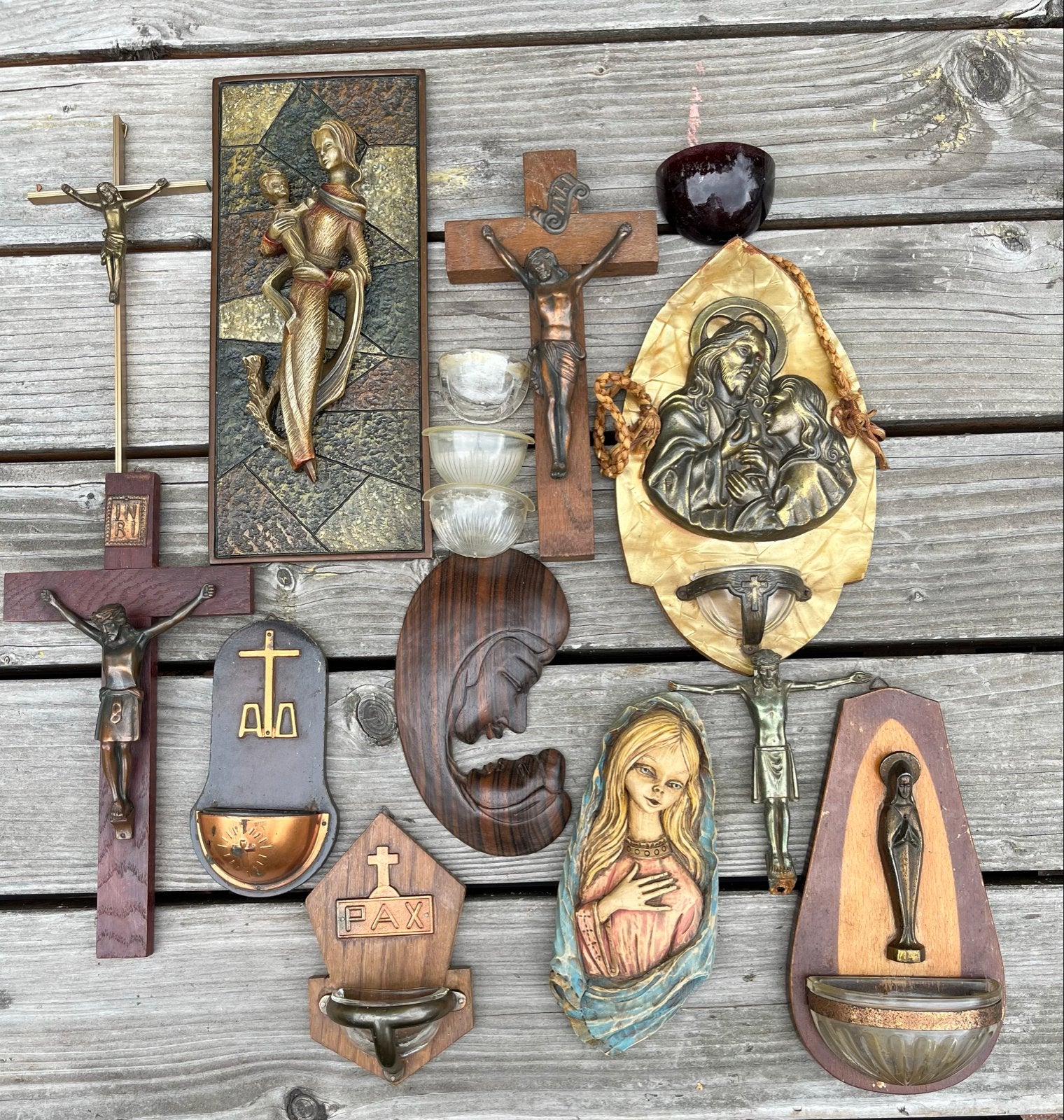 Diverse religieuze objecten: kruisbeelden, Maria, heiligen, Ophalen of Verzenden