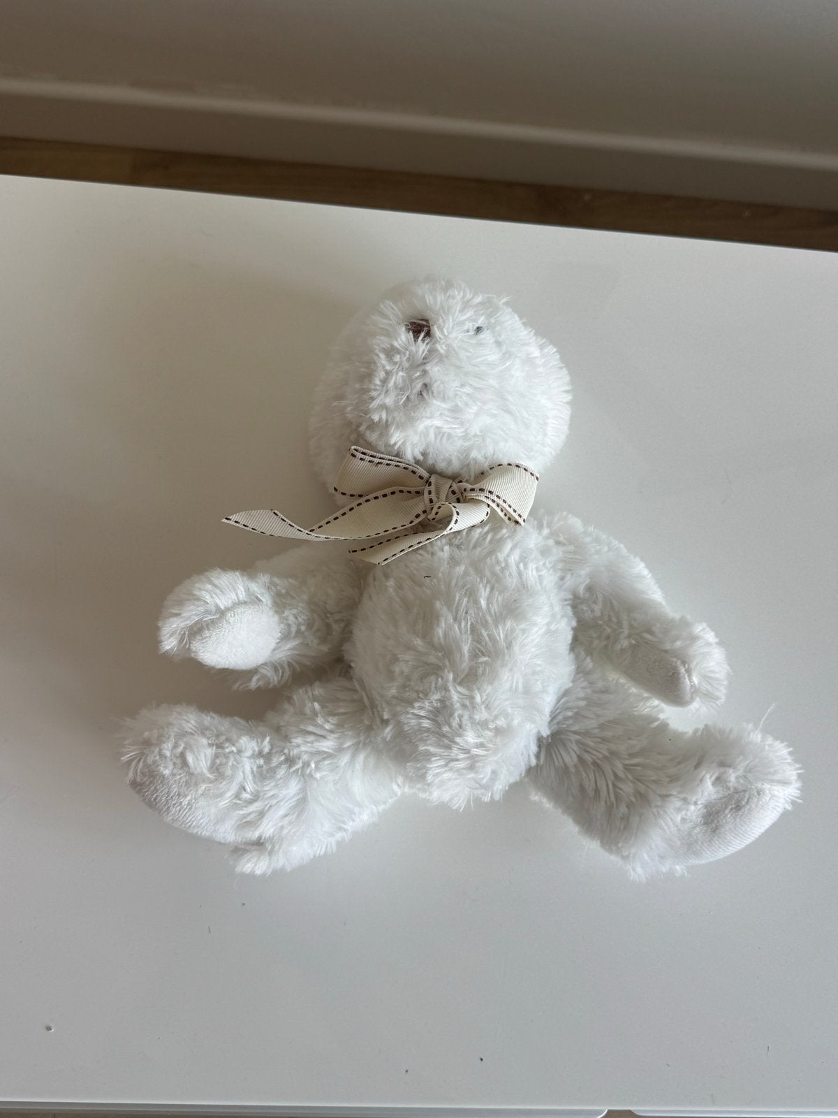Schattige witte knuffelbeer met strik, Beer, Ophalen of Verzenden, Zo goed als nieuw, Met kleding of accessoire