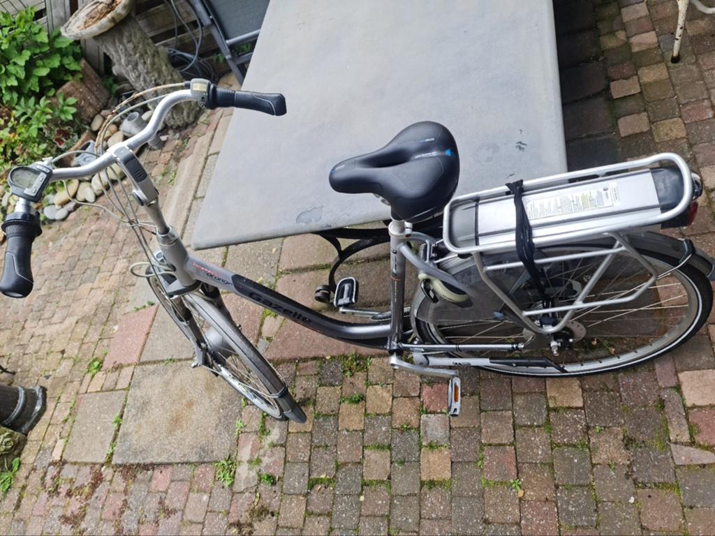 Electrische fiets accu defect., Fietsen en Brommers, Elektrische fietsen, Ophalen, Gebruikt, Minder dan 30 km per accu, Overige merken