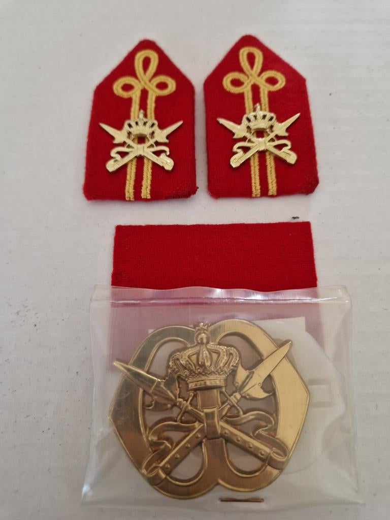 Baretembleem kms, Verzamelen, Ophalen of Verzenden, Landmacht, Nederland, Embleem of Badge