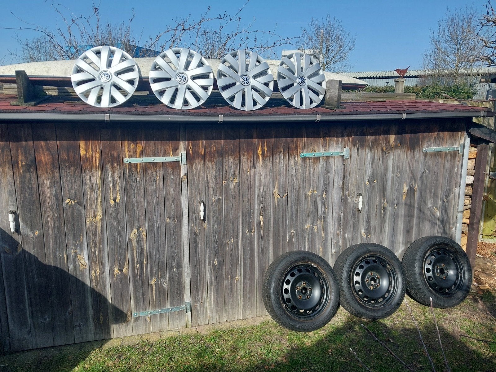 4 mooie en strakke VW wieldoppen en 3 velgen met winterband, Auto diversen, Ophalen