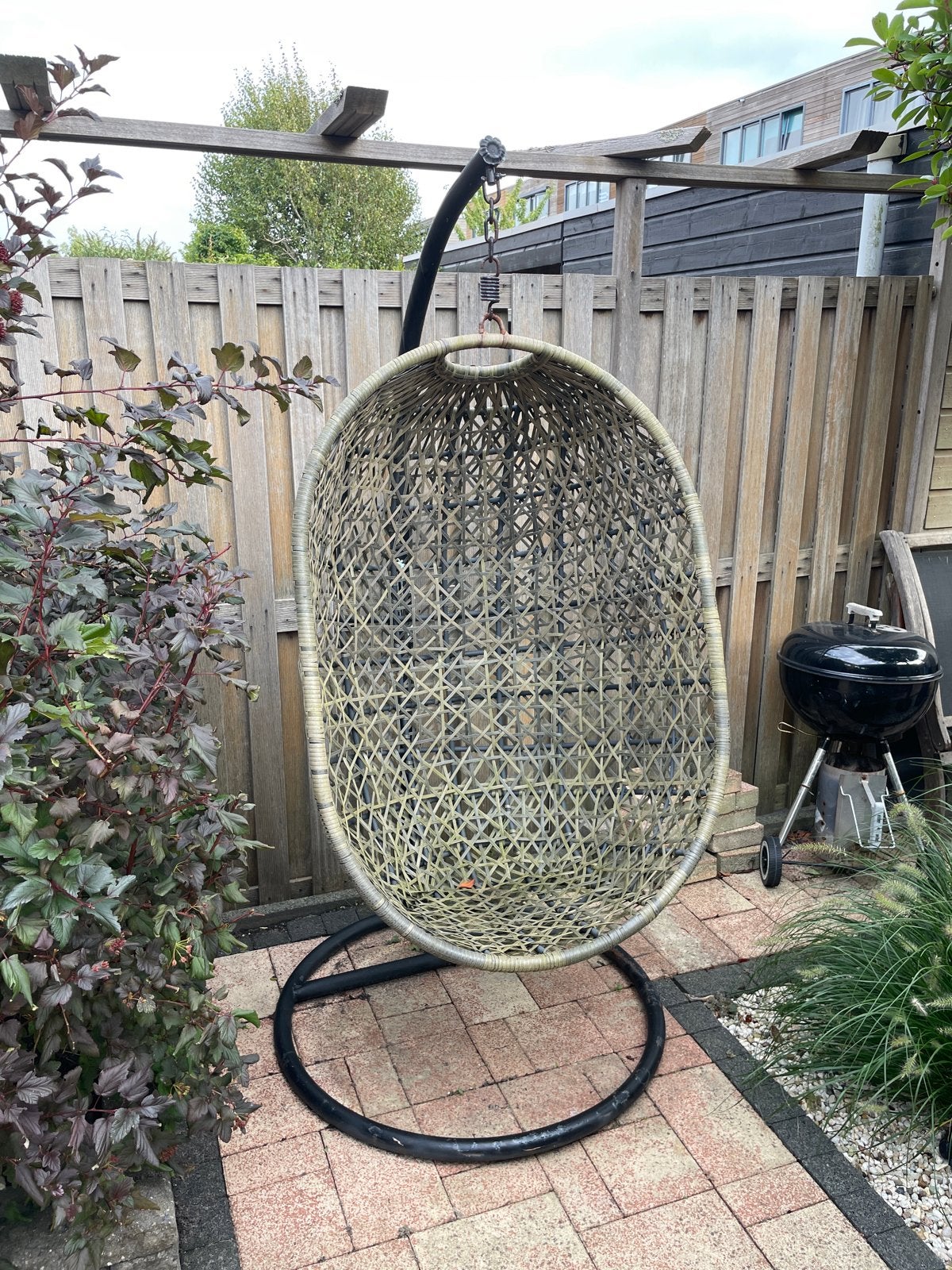 Comfortabele Wicker Hangstoel met Zwart Frame, Ophalen, Gebruikt, Wicker