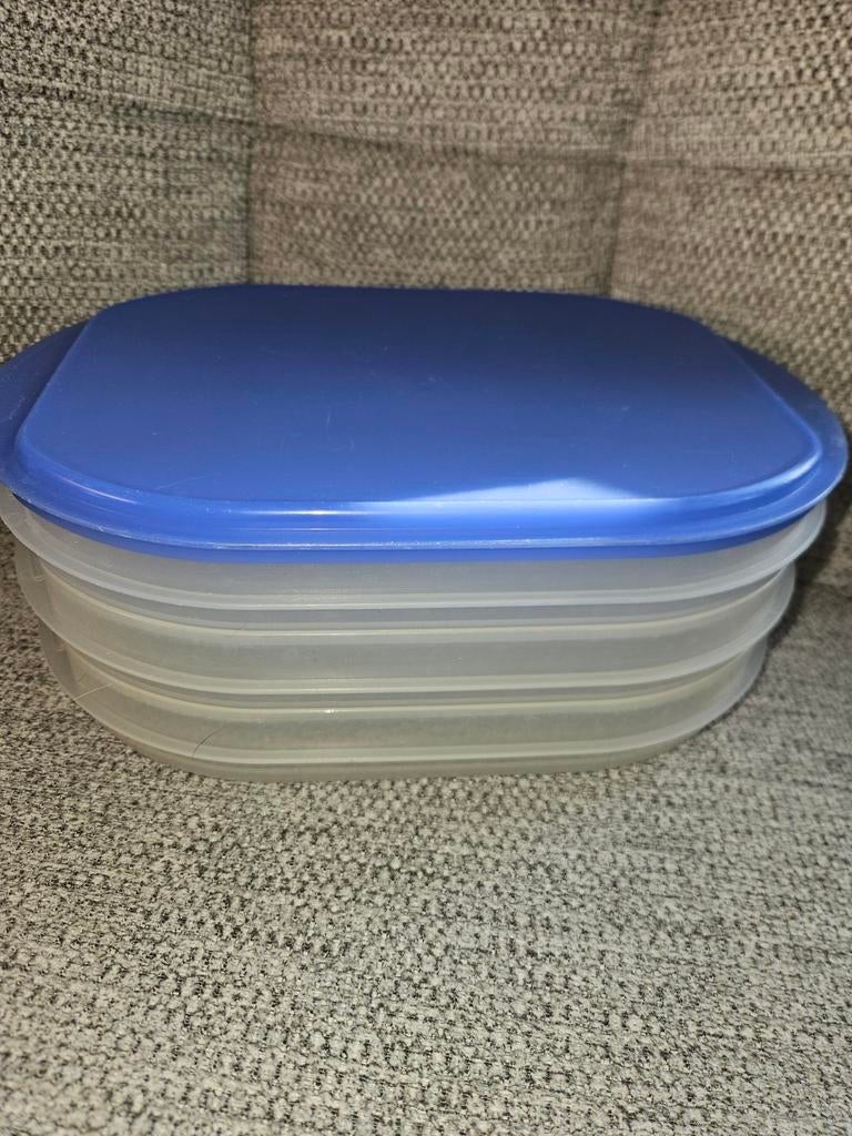 Tupperware stapel drie- vleeswaren bakjes met blauw deksel, Huis en Inrichting, Keuken | Tupperware, Ophalen of Verzenden, Zo goed als nieuw