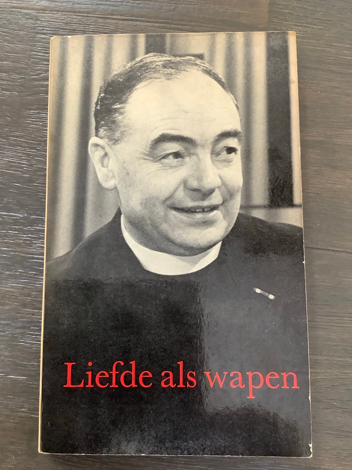 Liefde als Wapen - Herinneringen aan Mgr. W.M. Bekkers, Boeken, Ophalen of Verzenden, Gelezen