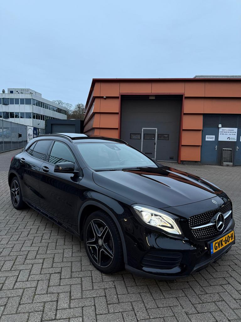 Mercedes GLA 200 AMG pakket  Panoramadak automaat a45, Zwart, 715 kg, Leder en Stof, Zwart