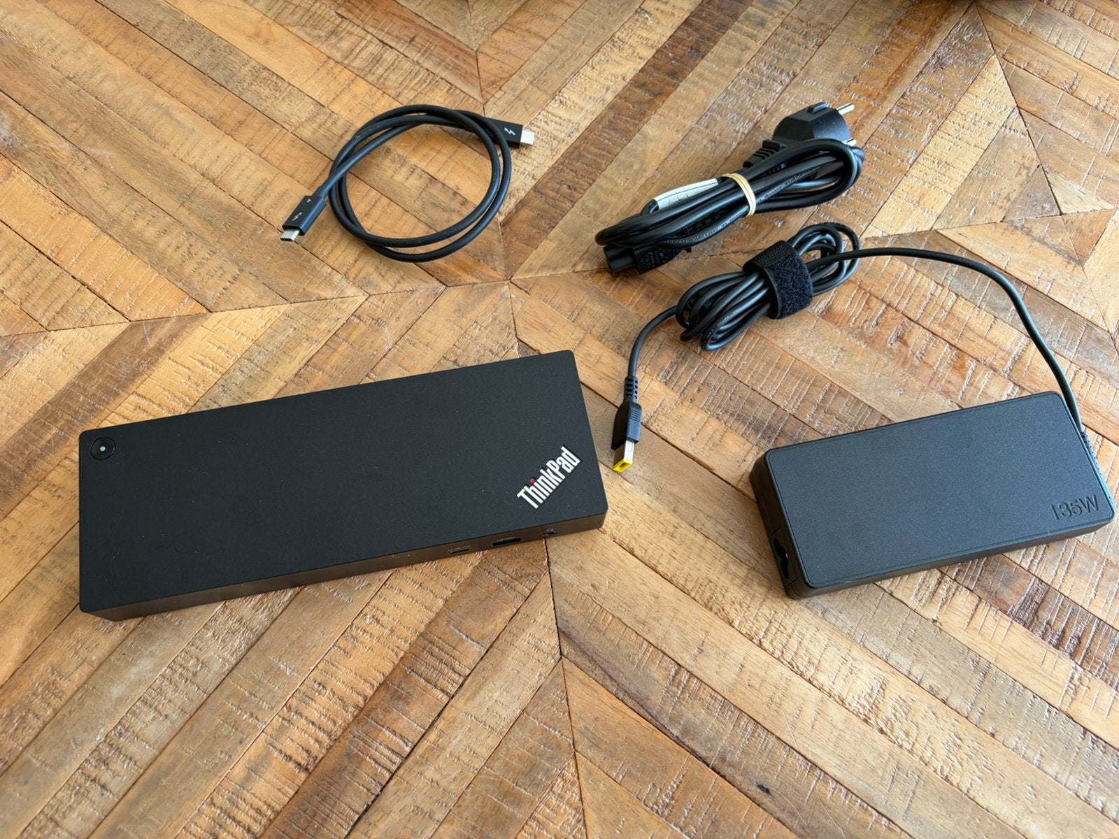 DEFECT Lenovo Thunderbolt 4 docking station (type 40B0), Ophalen of Verzenden, Zo goed als nieuw, Laptop