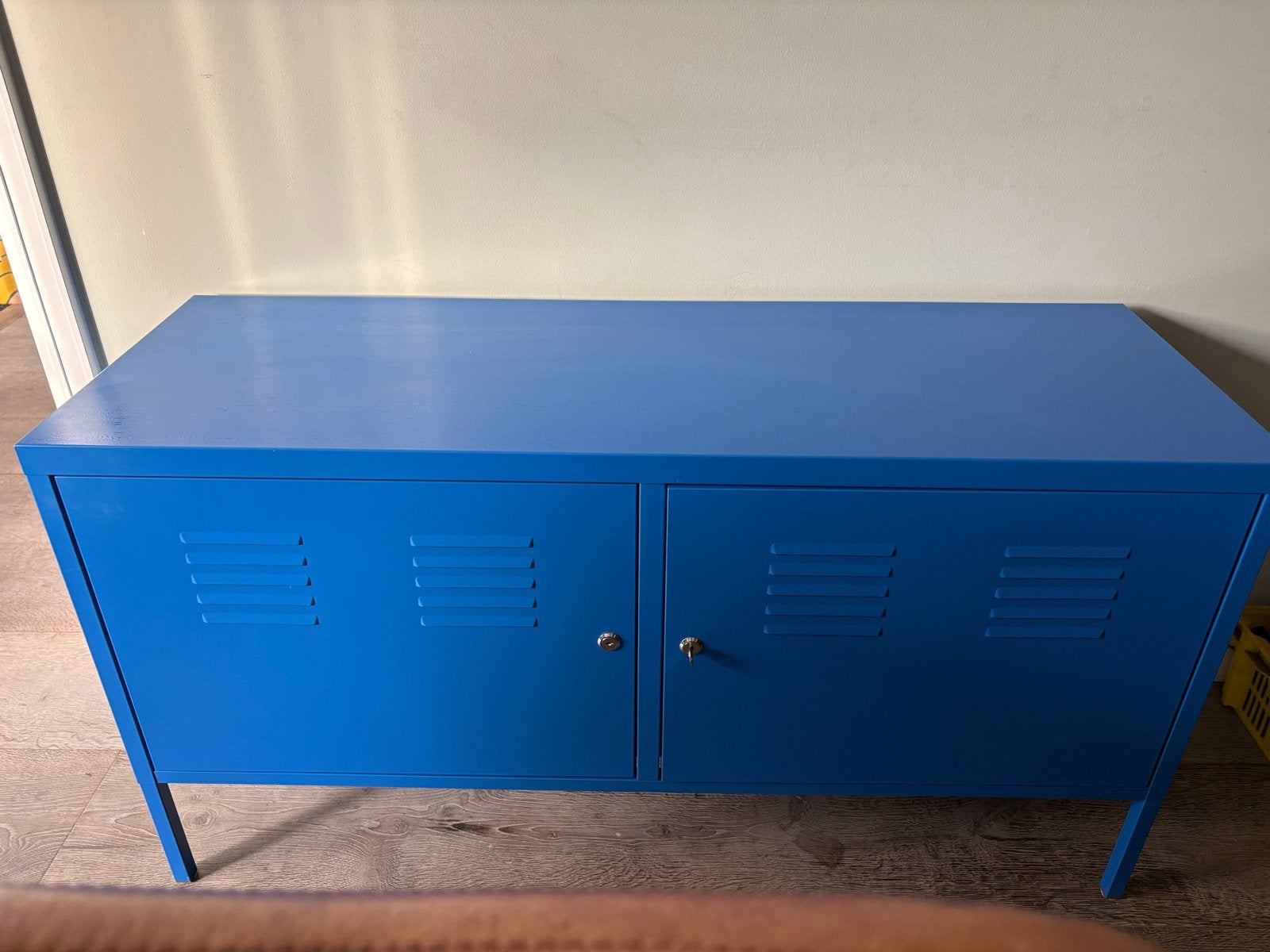 Blauwe metalen kast met twee deuren, Huis en Inrichting, Ophalen of Verzenden, Gebruikt