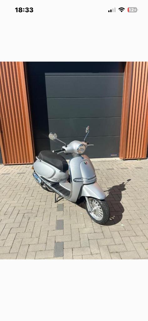 Scooter bellavista, Fietsen en Brommers, Overige merken, Ophalen of Verzenden, Zo goed als nieuw, Benzine