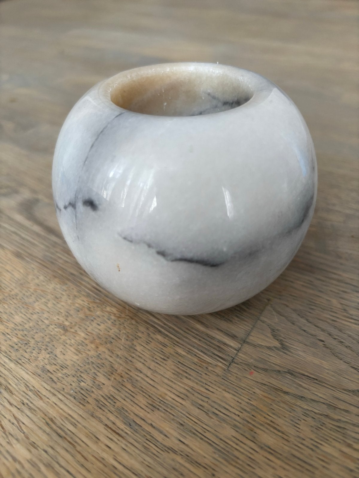 Marmeren kandelaar. Wit/grijs, Gebruikt, 7 cm, Wit, Natuurlijk materiaal