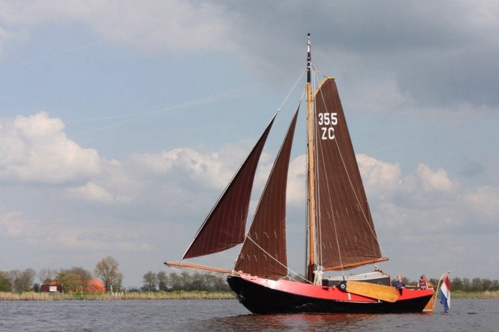 Mooi gelijnde zeeschouw met makkelijk stijkbare mast, Watersport en Boten, 9 m, Gebruikt, Staal, Binnenboordmotor