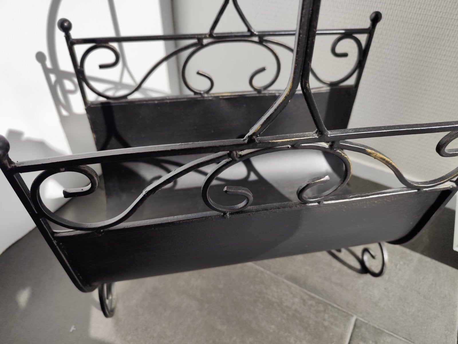 Vintage metalen krantenbak met sierlijke details, Gebruikt, Metaal, Krantenbak, Geschikt voor vinyl