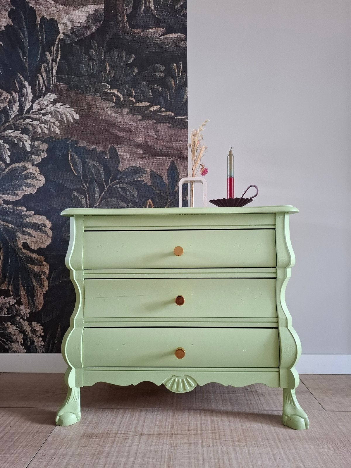 Vintage ladekastje in zachtgroen met sierlijke details, Huis en Inrichting, Gebruikt, 50 tot 100 cm, Met lade(s), 25 tot 50 cm