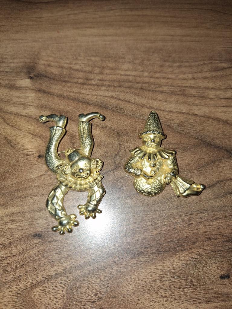 Set van twee goudkleurige broches in de vorm van clowns., Overige materialen, 4 tot 7 cm, Ophalen of Verzenden, Zo goed als nieuw