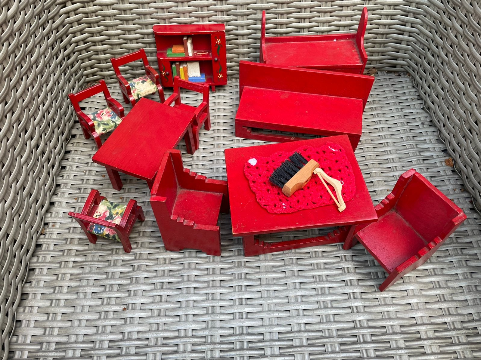 Poppenhuis meubels goede kealiteit hout rood, Verzamelen, Poppenhuizen en Toebehoren, Ophalen of Verzenden, Zo goed als nieuw