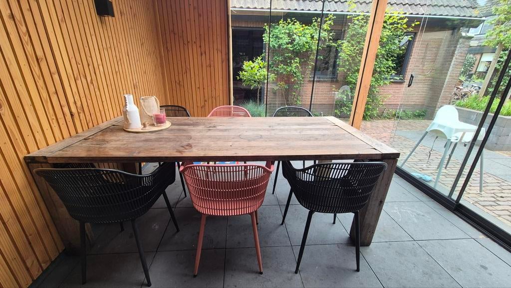 Robuuste eettafel met 6 stoelen (2 roze, 4 zwart), Tuin en Terras, Ophalen of Verzenden, Gebruikt, Rechthoekig, Hout