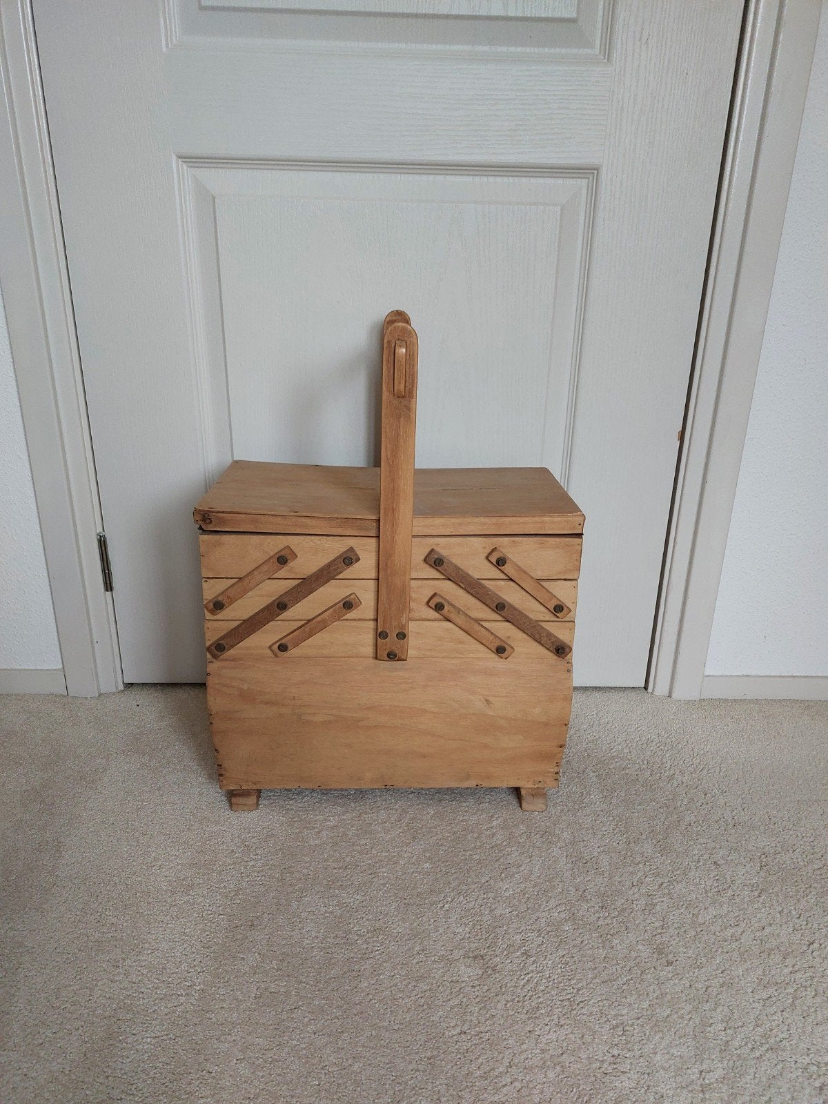 Vintage houten naaidoos met uitschuifbare vakken, Antiek en Kunst, Ophalen