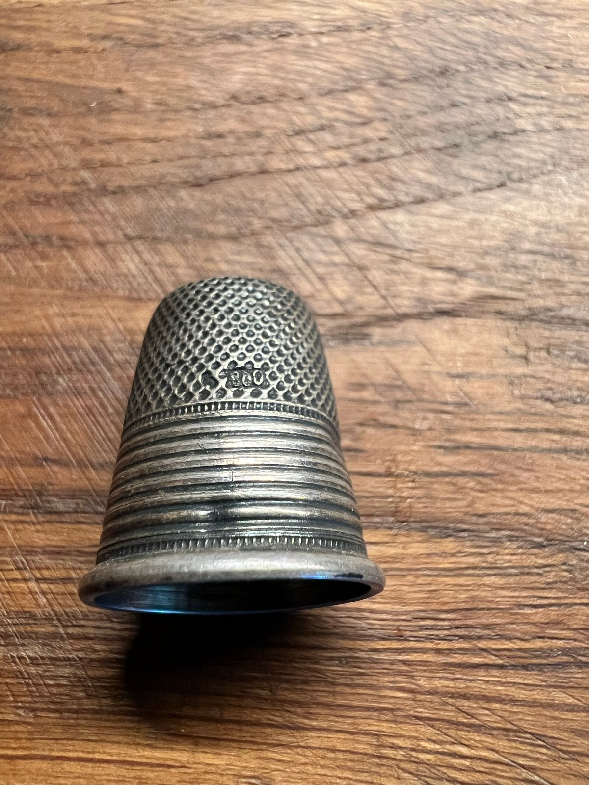 Antiek zilveren vingerhoedje voor kind met zilverijk, Gebruikt, Reliëf, Ophalen of Verzenden, Nederland
