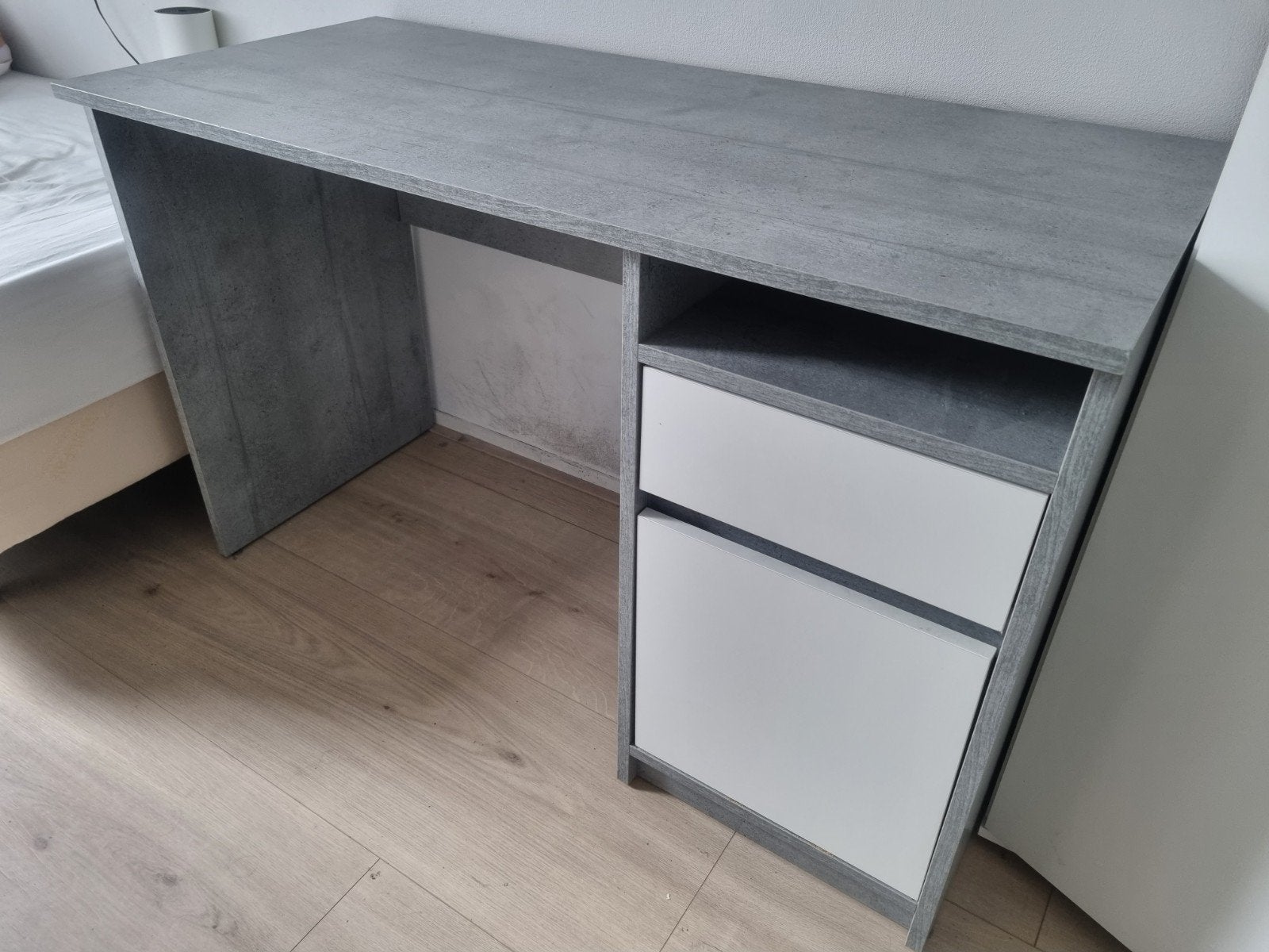 Bureau Billund van Jysk, betonkleur/wit., Ophalen, 120 cm, Demontabel, Spaanplaat of MDF
