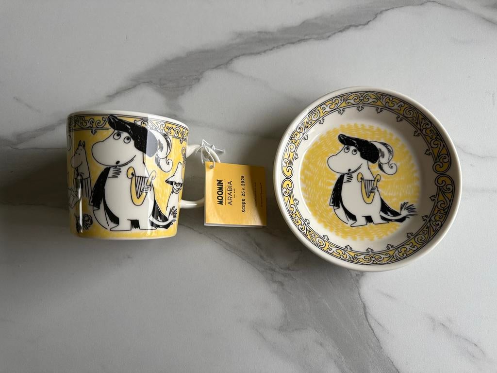 Arabia Scope Moomin Opera set: mok + bord (Moomin), Ophalen of Verzenden, Nieuw, Porselein, Kop en/of schotel