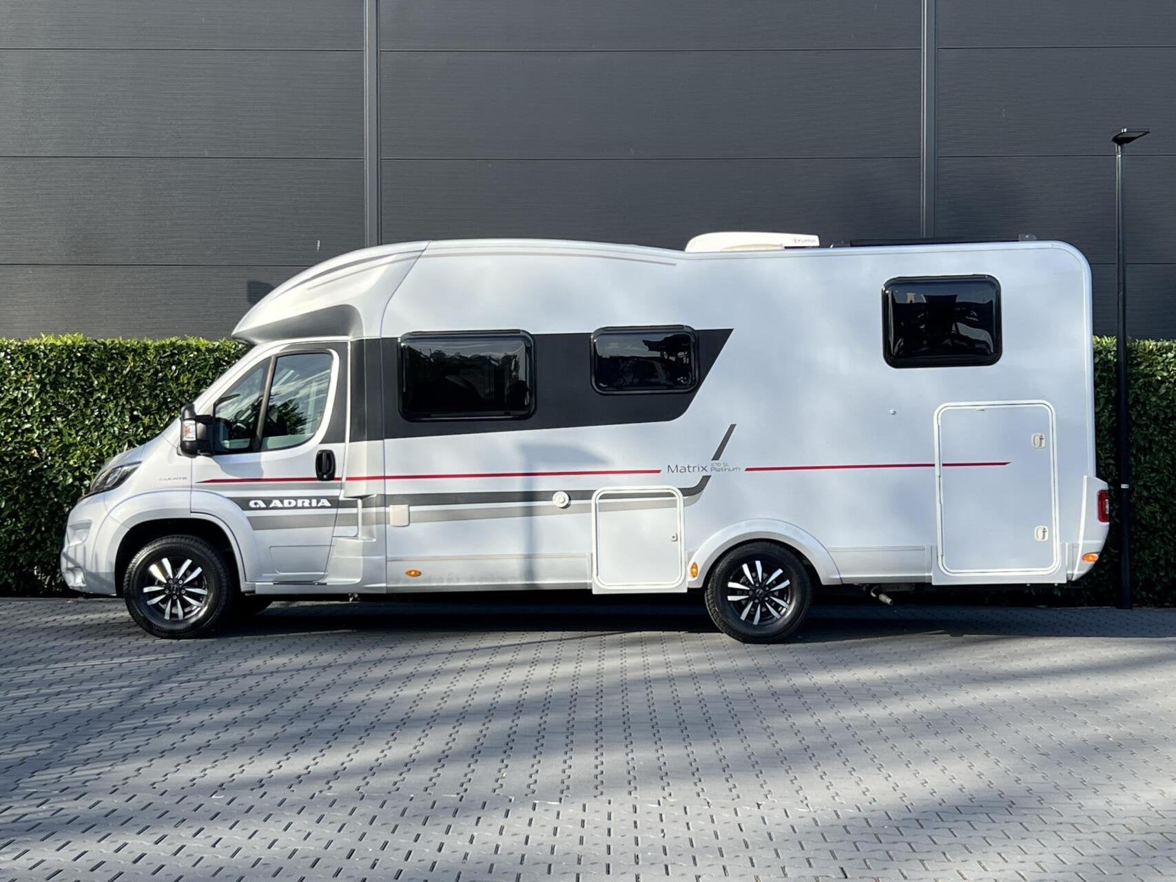 Adria MATRIX M 670SL PLATINUM, 5 PERSOONS, LUCHTVERING EURO, Caravans en Kamperen, Dakluik, 7 tot 8 meter, Bedrijf, Adria