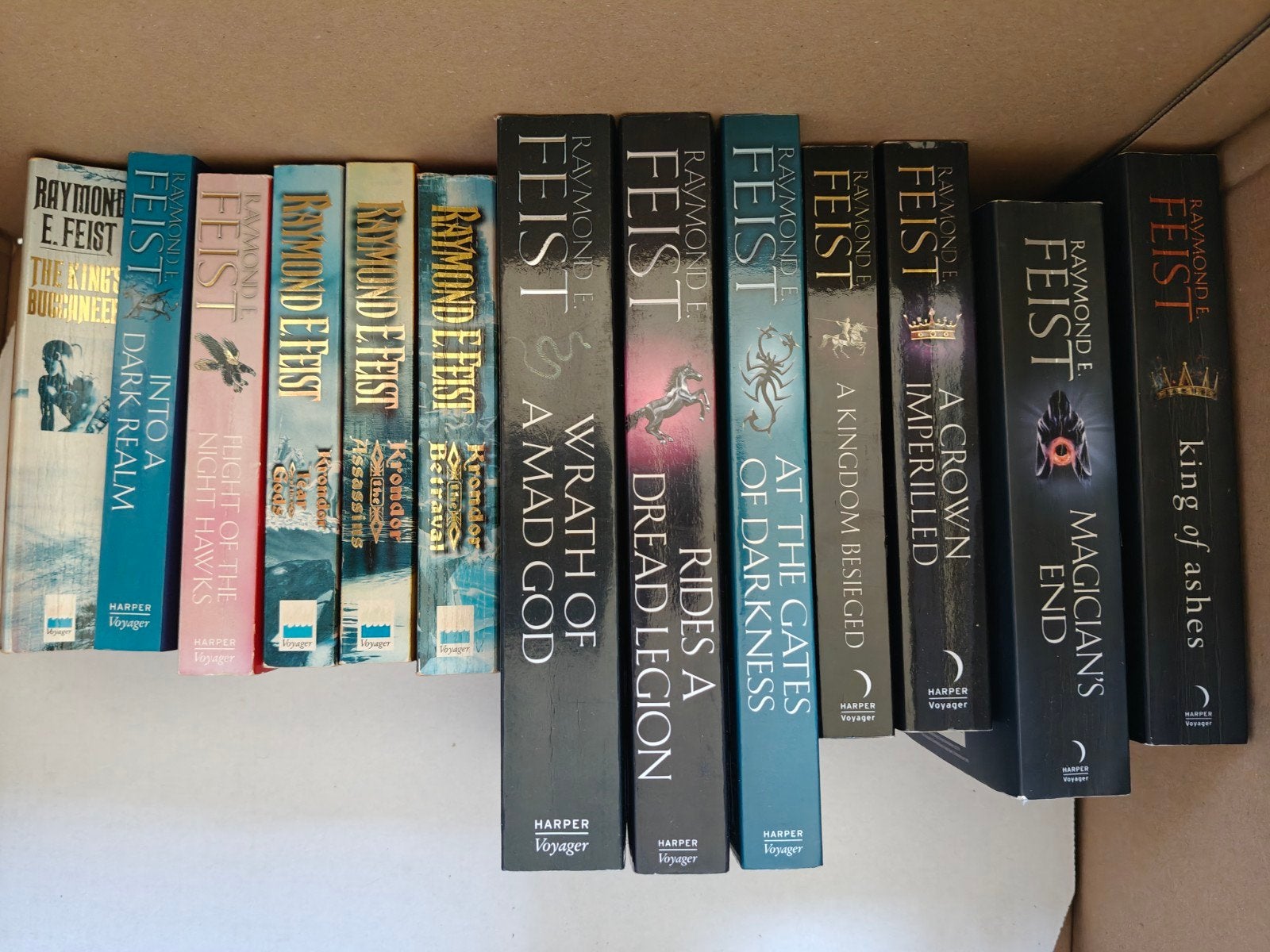 Raymond E. Feist - The Riftwar Saga & meer (Engels), Boeken, Fantasy, Ophalen of Verzenden, Gelezen
