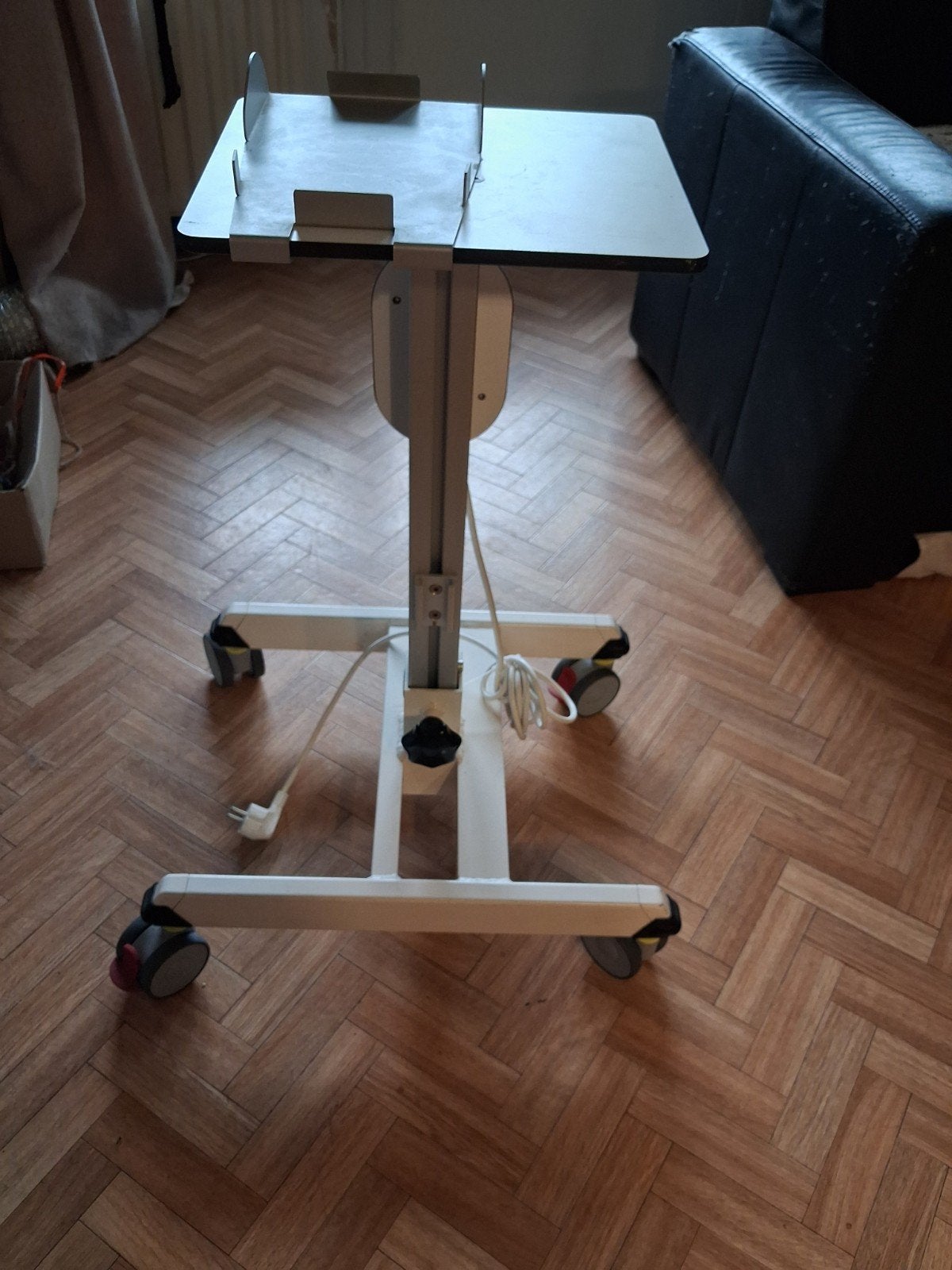 In hoogte verstelbare recap/beamer tafel met stekkerblok, Ophalen, Gebruikt, Metaal of Aluminium, 55 tot 75 cm