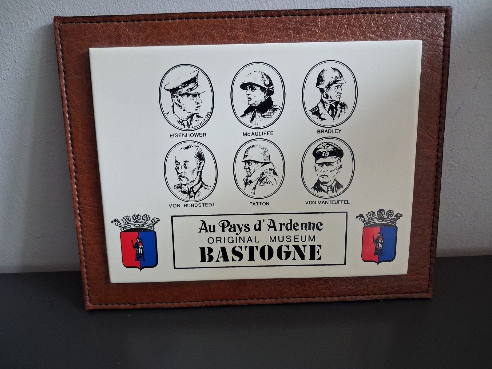 Bastogne Museum Plaquette met Generaals WOII tegel d day, Verzamelen, Ophalen of Verzenden, Overige soorten, Overige gebieden