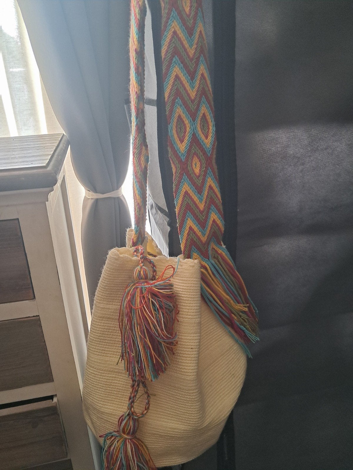 Ruime Ibiza cross-over tas met kleurrijke kwastjes, Ophalen of Verzenden, Zo goed als nieuw, Beige, Schoudertasje