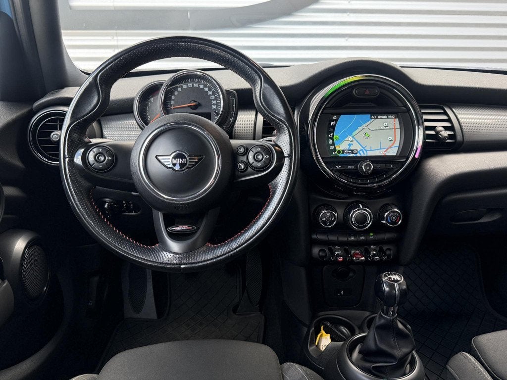 MINI 5-Deurs 1.5 Cooper 2e Eigenaar|Cruise|Pano|PDC|Navi|Ele, Auto's, Mini, Voorwielaandrijving, 136 pk, Blauw, Leder en Stof