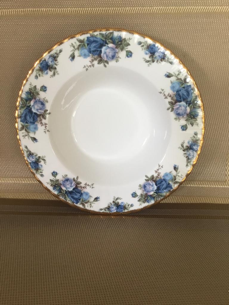 Royal Albert MOONLIGHT ROSE DIEPE BORDEN. PER STUK, Antiek en Kunst, Antiek | Servies los, Ophalen of Verzenden