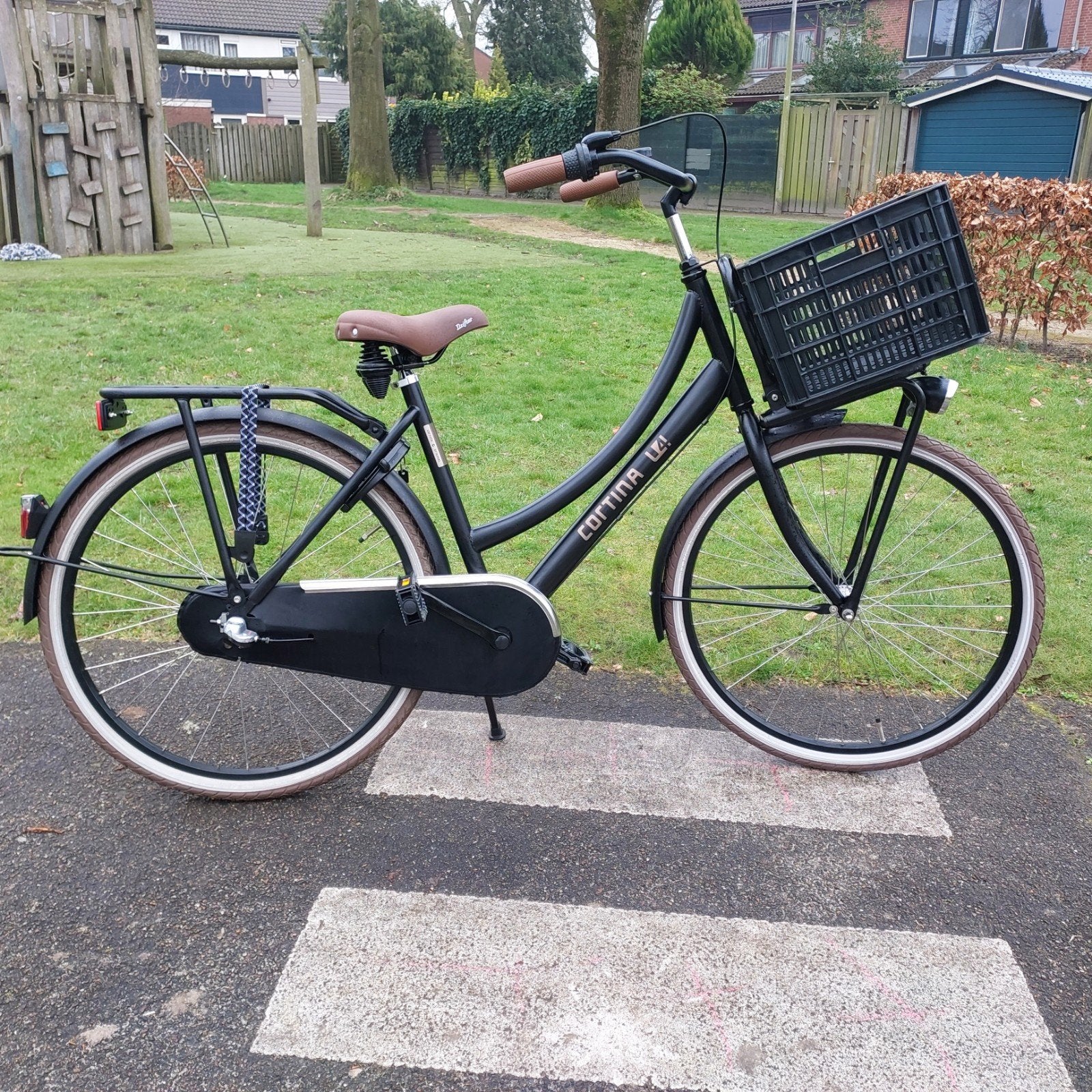 Zwarte cortina U4 meisjesfiets 26INCH, 3 versnellingen, Fietsen en Brommers, Fietsen | Meisjes, Terugtraprem, Cortina U4 transportfiets