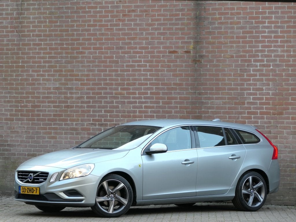 Volvo V60 1.6 T3 R-Design Cruise Control / Afneembare trekha, Auto's, Voorwielaandrijving, Gebruikt, Zwart, 4 cilinders